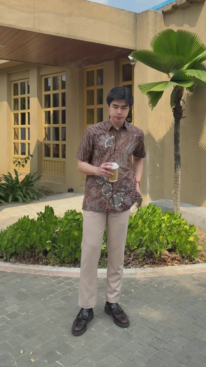 Hadinata Batik Premium Kemeja Batik Pria Lengan Pendek Superfine Akandra Brown