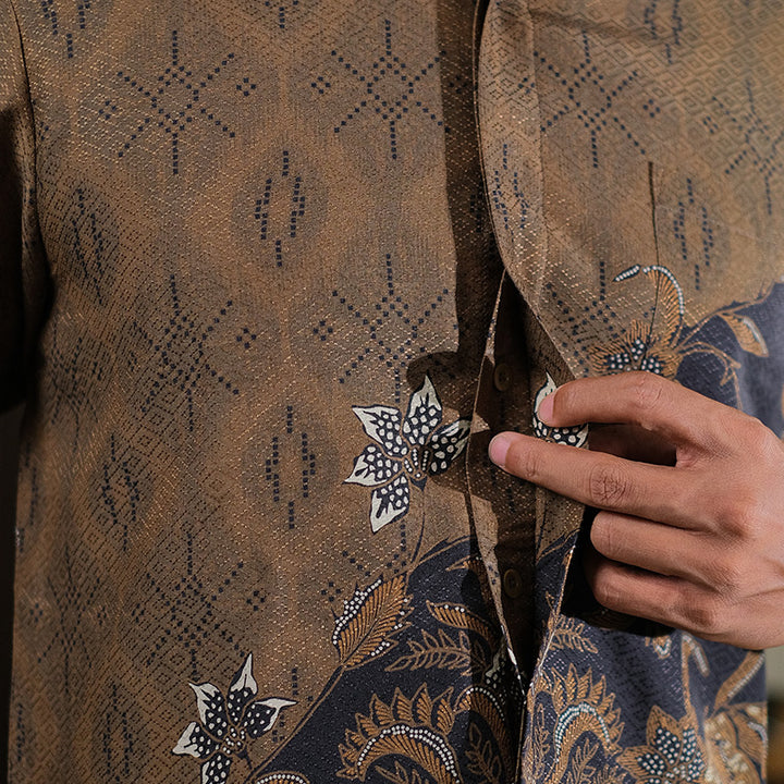 Hadinata Batik Premium Kemeja Batik Pria Lengan Panjang Dobby Furing Vardhana Brown